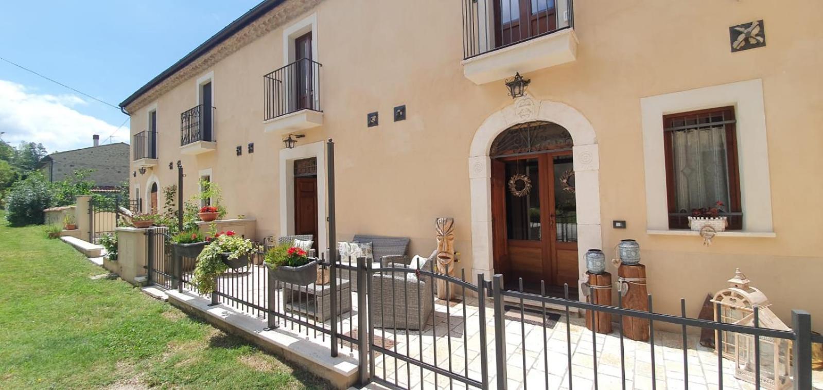 Dimora Dei Baldi - Rooms & Relax Fagnano Alto Bagian luar foto